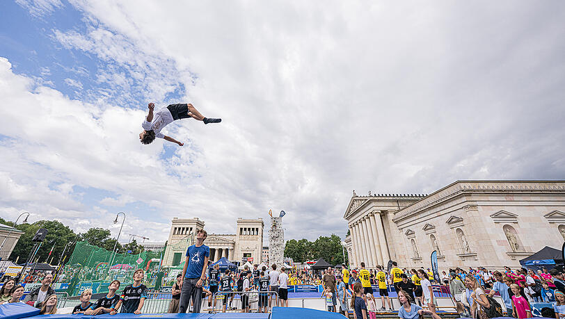 Rund 50.000 Menschen besuchten das Sportfestival auf dem  M&uuml;nchner K&ouml;nigsplatz.