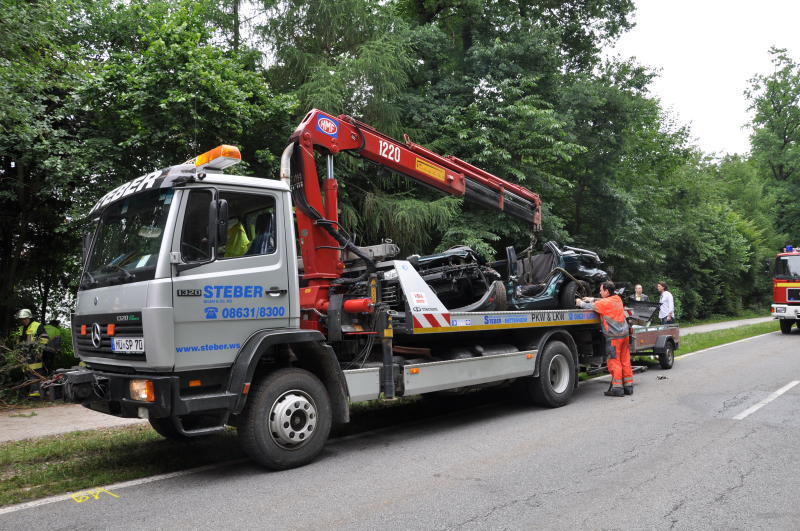 Der Wagen zerschellte an einem Baum - der Fahrer starb an der Unfallstelle.
