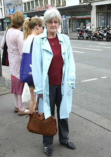 Elfriede Meingeist (70), Rentnerin: &bdquo;Wenn mein Mann mal kocht, ist danach auch alles tip-top sauber. Allerdings kocht er selten. Dann haben wir ganz oft die typische Diskussion, dass er zu wenig in der Küche hilft. Aber da ich bis zum Rentenalter berufstätig war, hat er mich zumindest beim Putzen immer unterstützt. Mein Mann ist ein super Vater und Großvater. Manchmal würde ich mir zwar wünschen, dass er mehr mit den Enkeln alleine macht, aber das sind nur Kleinigkeiten.&ldquo;