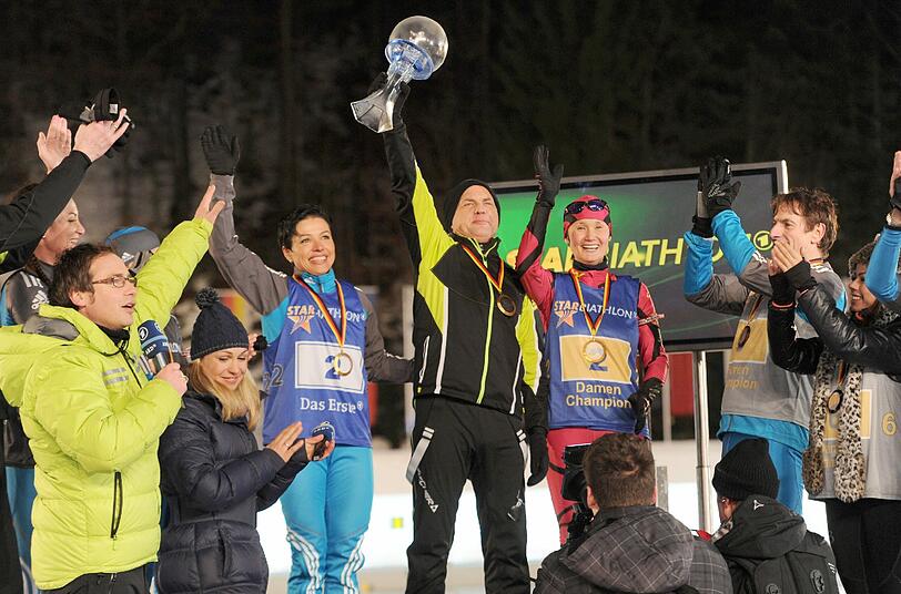 Und am Ende feiern sie alle zusammen beim Star-Biathlon 2013 in der Chiemgau Arena in Ruhpolding.