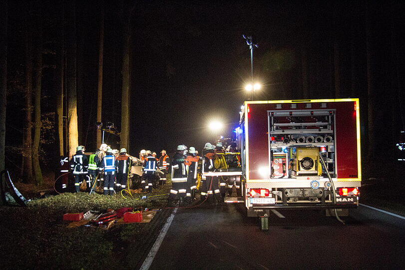 Eine Fahranfängerin verunglückte am Mittwochabend mit einer Beifahrerin im Waldstück bei Pallin, weil das Heck ausbrach. Beide wurden schwer verletzt. Das Auto wurde komplett beschädigt.