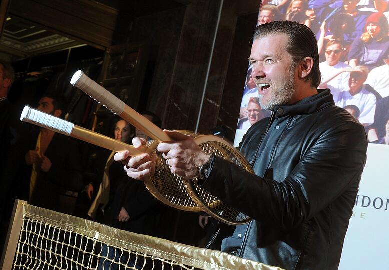 Ein echtes Schlag-Zeug!! Der Schauspieler John Jürgens lässt sich vom Tennisschläger inspirieren.