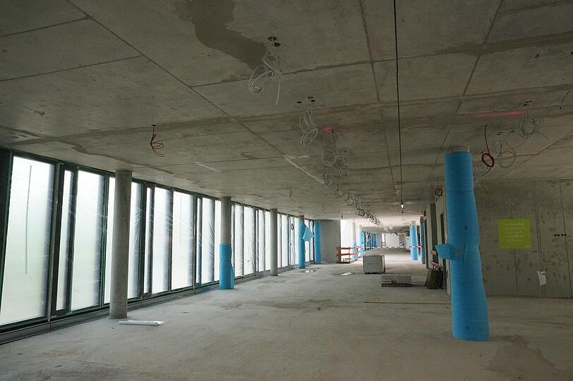 Aktuell schaut es in dem Rohbau noch so aus. Aber immerhin: Zeit für das Richtfest.