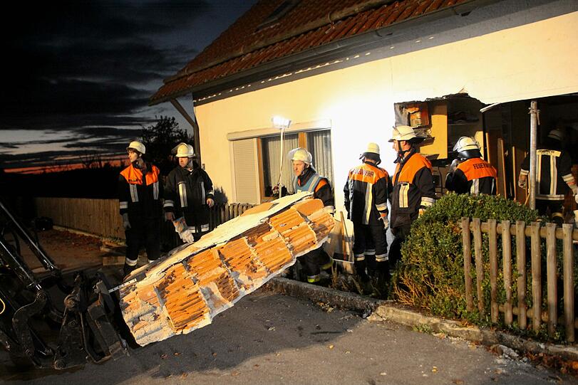 Am Sonntag krachte ein BMW in das Schlafzimmer eines Wohnhauses in Brennberg (Landkreis Regensburg). Die Bilder von der Unfallstelle.