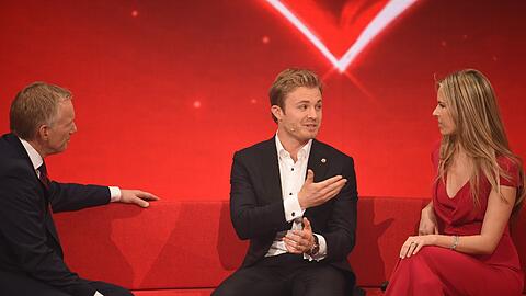 Mit Moderator Johannes B. Kerner (l.) und seiner Frau Vivian auf der roten Couch: Formel-1-Weltmeister Nico Rosberg