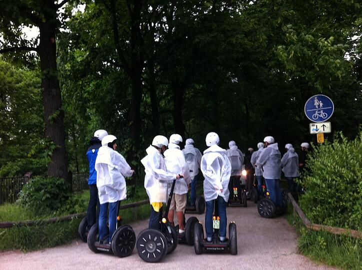... sammelte sich die Gruppe in den weißen Regencapes vor dem Kiosk an der Wittelsbacherbrücke...