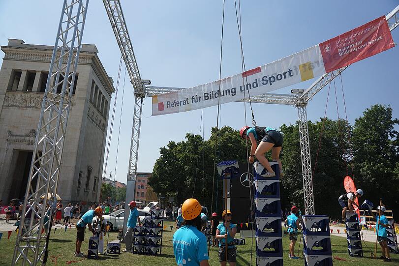 Am Königsplatz war beim Sportfestival trotz Hitze 'Action angesagt. Foto: Daniel von Loeper