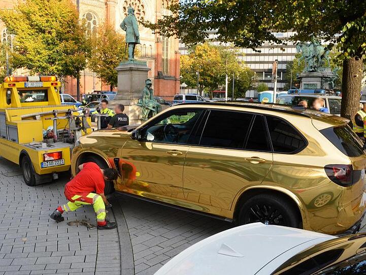 Der goldfarbene SUV wird nahe der Düsseldorfer Königsallee abgeschleppt.