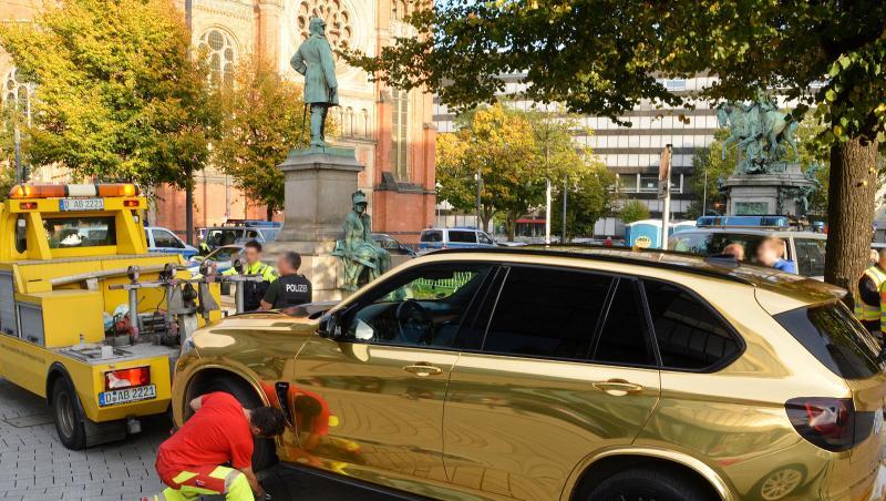 Der goldfarbene SUV wird nahe der Düsseldorfer Königsallee abgeschleppt. Der goldfarbene SUV wird nahe der Düsseldorfer Königsallee abgeschleppt.
