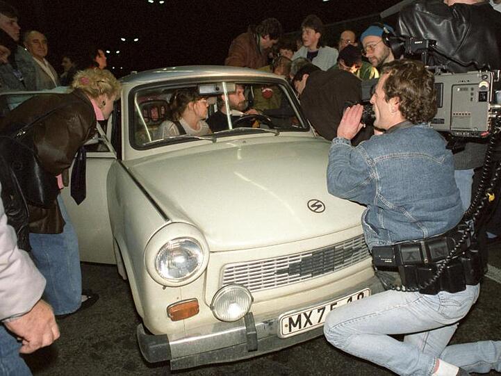 Die Grenze ist offen: DDR-Bürger mit ihrem Trabant am Grenzübergang Helmstedt.