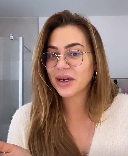 Ex-Bachelorette Jessica Paszka zeigt sich im "Flodder Look" ungeschminkt und mit Brille.