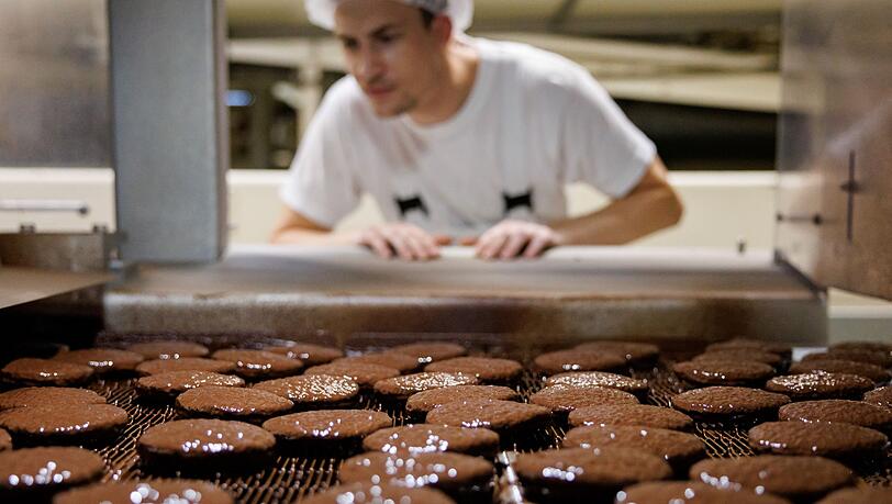 Lebkuchen laufen auf einem Band in der Produktion des Lebkuchenherstellers Schmidt.