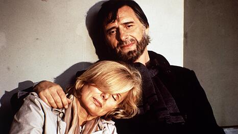 Helmut Fischer als Monaco Franze und Ruth Maria Kubitschek als seine Frau Annette von Soettingen in der letzten Episode. Erkennen Sie, wo die beiden nach allen Strapazen wieder zueinander gefunden haben? Unter den B&ouml;gen im Hofgarten.