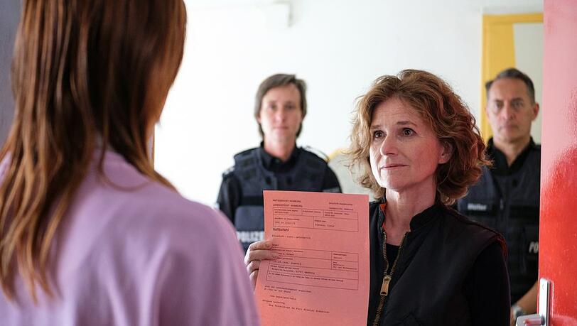 "Die Stille am Ende der Nacht": Hauptkommissarin Konstanze Satorius (Victoria Trauttmansdorff, r.) verhaftet Liane Sievers (Kim Riedle). "Die Stille am Ende der Nacht": Hauptkommissarin Konstanze Satorius (Victoria Trauttmansdorff, r.) verhaftet Liane Sievers (Kim Riedle).