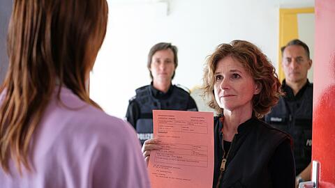 "Die Stille am Ende der Nacht": Hauptkommissarin Konstanze Satorius (Victoria Trauttmansdorff, r.) verhaftet Liane Sievers (Kim Riedle).