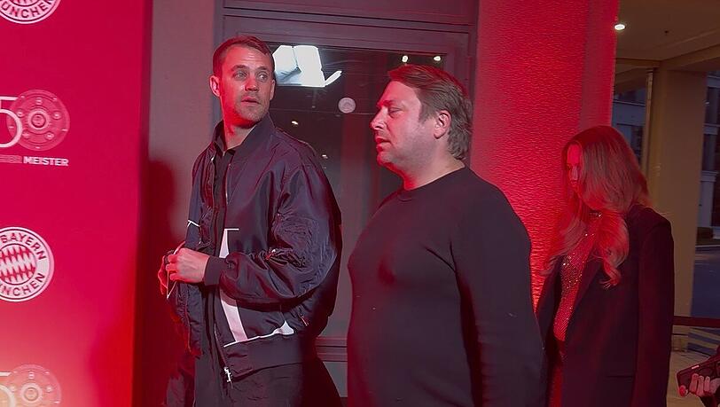 Der Mann im Zentrum der Debatte kam um 21.02 Uhr separat mit Frau Nina auf die Meister des FC Bayern: Manuel Neuer. Der Mann im Zentrum der Debatte kam um 21.02 Uhr separat mit Frau Nina auf die Meister des FC Bayern: Manuel Neuer.