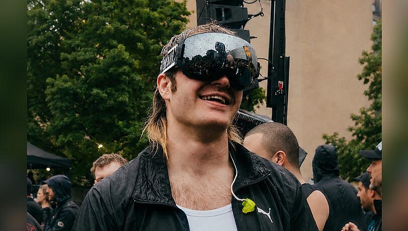 Ski Aggu hat in Berlin einen spontanen Rave auf einem Lidl-Parkplatz veranstaltet. Ski Aggu hat in Berlin einen spontanen Rave auf einem Lidl-Parkplatz veranstaltet.