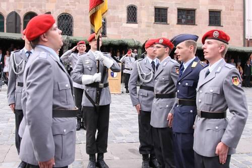 Rekruten leisten in Nürnberg ihren Eid - Münchner Friedensaktivisten wollen das heuer verhindern.