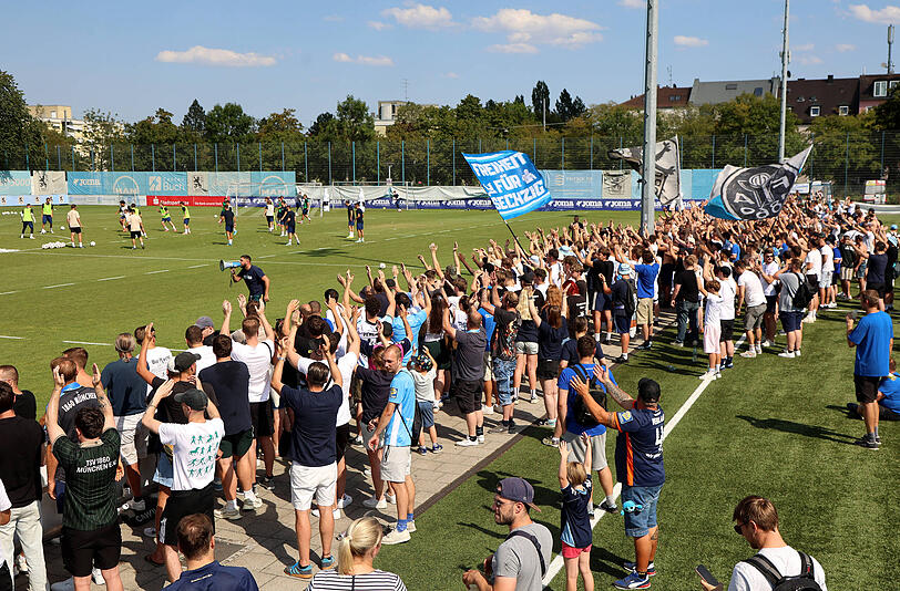 Sorgten für ein Abschlusstraining der anderen Art: Die Fans des TSV 1860. Sorgten für ein Abschlusstraining der anderen Art: Die Fans des TSV 1860.