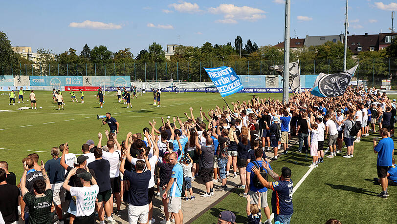 Sorgten für ein Abschlusstraining der anderen Art: Die Fans des TSV 1860. Sorgten für ein Abschlusstraining der anderen Art: Die Fans des TSV 1860.