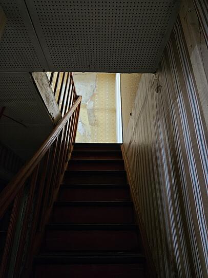 Blick aus dem Erdgeschoss ins erste OG. Überall sind Spuren früherer Bewohner zu erkennen. Blick aus dem Erdgeschoss ins erste OG. Überall sind Spuren früherer Bewohner zu erkennen.