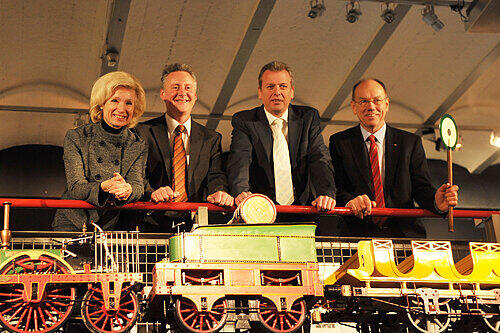 Kulturreferentin Julia Lehner, die OB Thomas Jung (Fürth) und Ulrich Maly (Nürnberg) sowie Jürgen Franzke (Verkehrsmuseum, v.l.) stellen das Geburtstags-Programm vor.
