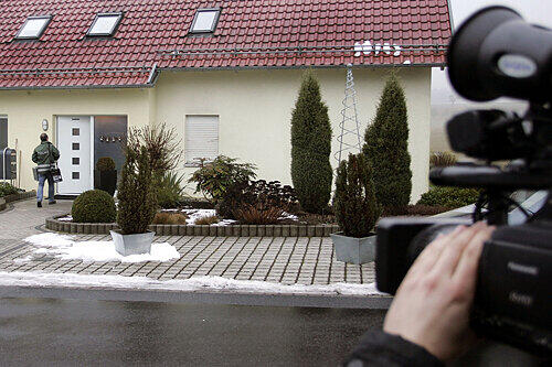 Die Idylle trügt: Hinter der Fassade dieses schmucken Einfamilienhauses in Burkardroth spielte sich Silvester 2009 das entsetzliche Familiendrama ab.