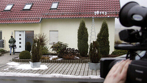 Die Idylle trügt: Hinter der Fassade dieses schmucken Einfamilienhauses in Burkardroth spielte sich Silvester 2009 das entsetzliche Familiendrama ab. Die Idylle trügt: Hinter der Fassade dieses schmucken Einfamilienhauses in Burkardroth spielte sich Silvester 2009 das entsetzliche Familiendrama ab.