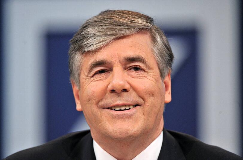 Nummer 2: 2011 verdiente Deutsche Bank-Chef Josef Ackermann 9,355 Millionen Euro. 2012 verließ der Schweizer das Kreditinstitut. Die Angaben für 2011 sind nach Berechnungen des "Manager Magazin" inklusive sogenannter langfristiger Vergütungsbestandteile.