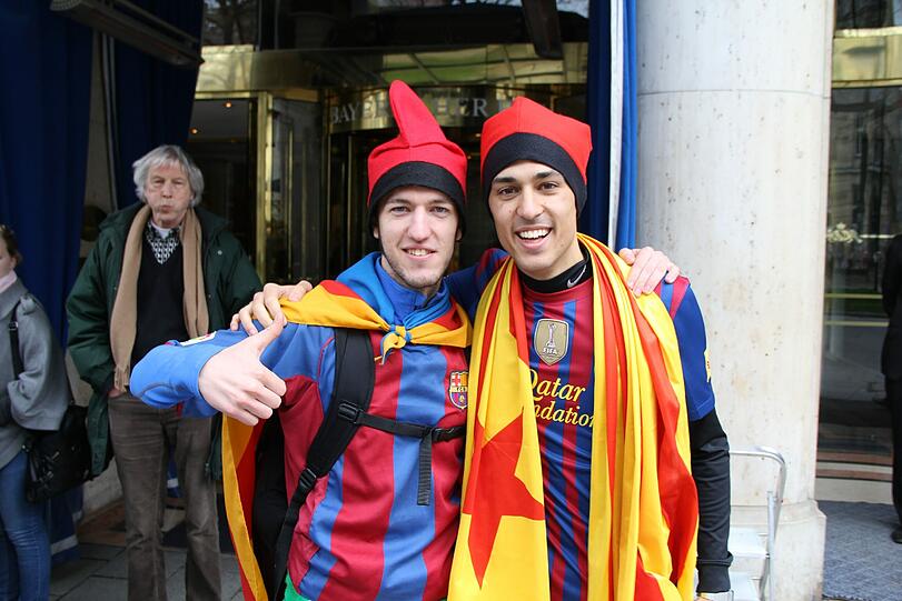Die Barcelona-Fans haben sich rausgeputzt - und in Stellung gebracht...