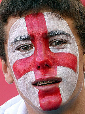 Am Dienstagabend trifft unsere Elf auf England, den Erzrivalen der deutschen Nationalmannschaft. Und diese Fans wollen wir nicht jubeln sehen!