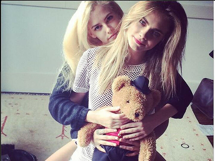 Cara Delevingne und Riley Keough spielen für ein Foto "Vater-Mutter-Kind"