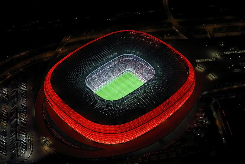 Die Allianz Arena in rot: So wie Bayern-Fans sie gerne sehen! Der Rekordmeister stellt sein neues Team vor!