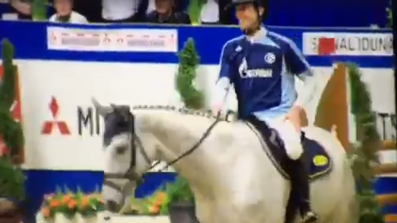 Michael Beckmann im Schalke-Trikot auf seinem Pferd.