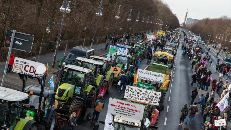Demonstranten und Bauern mit ihren Traktoren stehen auf der Straße des 17. Juni in Berlin. Demonstranten und Bauern mit ihren Traktoren stehen auf der Straße des 17. Juni in Berlin.