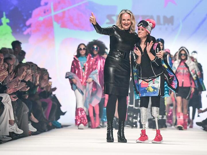 Ulli Ehrlich (l), Sportalm-Inhaberin, und Giusy Versace aus Italien auf der Mercedes-Benz Fashion Week.