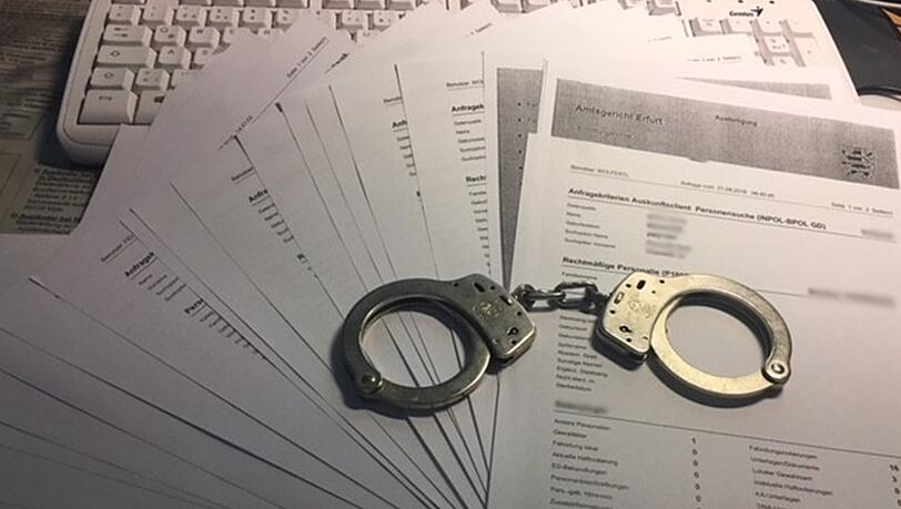 Beim Abgleich der Daten stellte sich heraus, dass der Mann durch die Staatsanwaltschaft München I gleich drei offene Fahndungsnotierungen zur Strafvollstreckung hatte. (Symbolbild)
