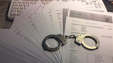 Beim Abgleich der Daten stellte sich heraus, dass der Mann durch die Staatsanwaltschaft München I gleich drei offene Fahndungsnotierungen zur Strafvollstreckung hatte. (Symbolbild)