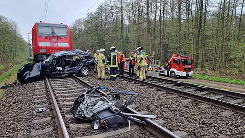 Beim Zusammenstoß eines Zuges mit einem Auto an einem Bahnübergang nahe Hannover kamen drei Menschen ums Leben.