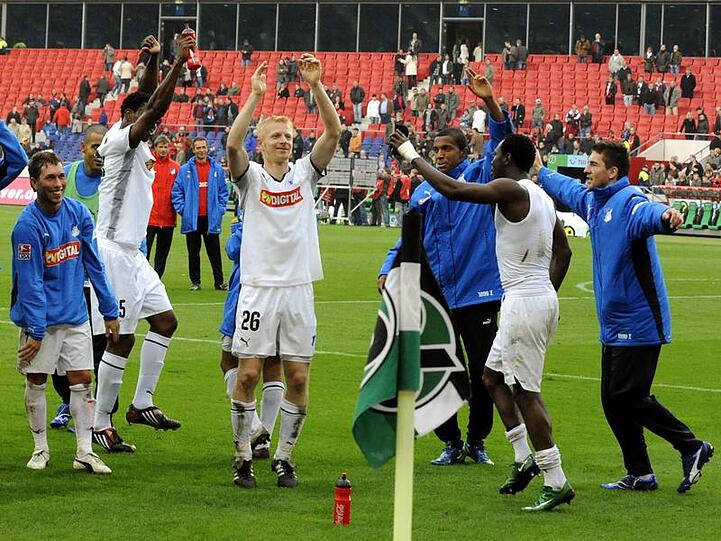 Die Hoffenheimer Spieler jubeln nach dem Sieg in Hannover ihren Fans zu.