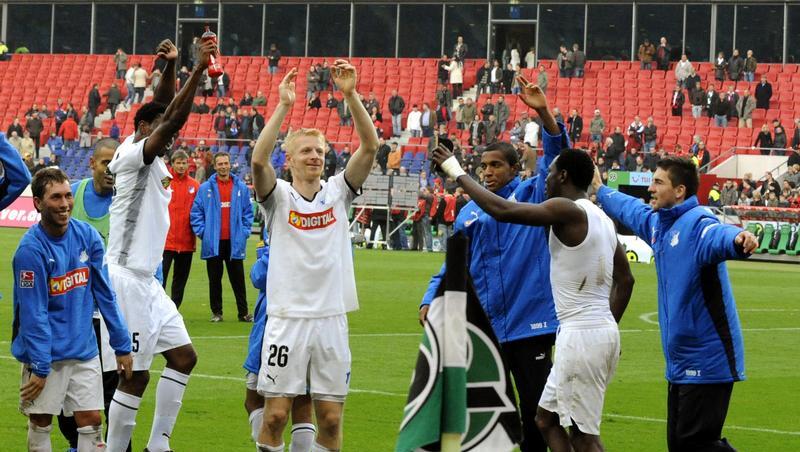 Die Hoffenheimer Spieler jubeln nach dem Sieg in Hannover ihren Fans zu. Die Hoffenheimer Spieler jubeln nach dem Sieg in Hannover ihren Fans zu.
