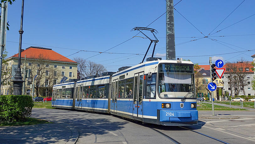 Eine Tram der Serie R2.2a am Karolinenplatz. Diese Bahnen waren die ersten Niederflurwagen in München.
