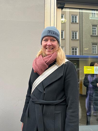 Lehrerin Christine (47) nutzt die Ferien für einen Besuch bei Uniqlo. Lehrerin Christine (47) nutzt die Ferien für einen Besuch bei Uniqlo.