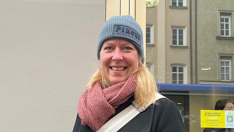 Lehrerin Christine (47) nutzt die Ferien für einen Besuch bei Uniqlo. Lehrerin Christine (47) nutzt die Ferien für einen Besuch bei Uniqlo.