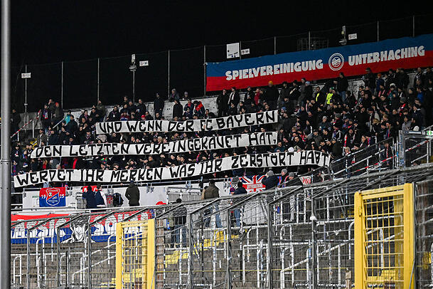 "Und wenn der FC Bayern den letzten Verein gekauft hat, werdet ihr merken, was ihr zerst&ouml;rt habt", so die Botschaft der Hachinger Fans.