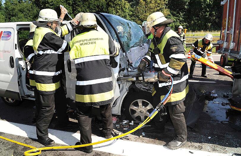 Dabei wurde er im Brust und im Beinbereich
eingeklemmt. Zu seiner Rettung mussten die Einsatzkräfte erst den Lkw anheben
um den verkeilten Transporter vom Laster zu lösen. Erst dann konnten sie, mit
hydraulischen Rettungsgeräten, den Eingeklemmten aus seinem Fahrzeug befreien.
Fahrzeug auf einen Lkw auf.