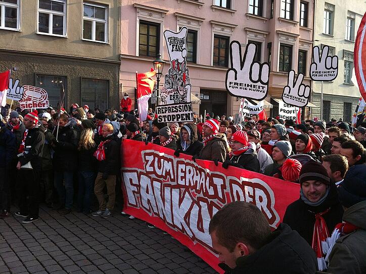 Bilder von der Demonstration in Augsburg gegen das neue DFL Sicherheitspapier, über das am 12.12 verhandelt werden soll.
