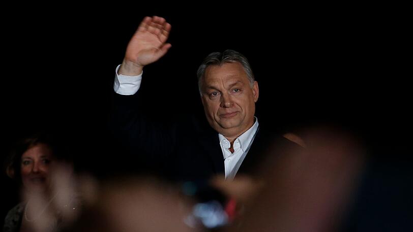Viktor Orban (Fidesz-Partei), EU-kritischer Ministerpräsident Ungarns, grüßt seine Unterstützer. Der EU-kritische Regierungschef Viktor Orban hat die Parlamentswahl in Ungarn deutlich gewonnen.