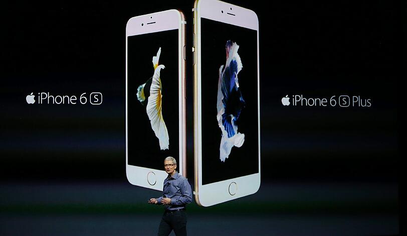 Beim neuen iPhone 6S entwickelt Apple erstmals seit dem Start des ersten Modells vor über acht Jahren die Bedienung eines Touchscreens weiter. Die Displays erkennen jetzt auch die Stärke des Drucks. Damit kann man sich zum Beispiel durch Antippen zusätzliche Informationen anzeigen lassen. Außerdem gibt es bessere Kameras und schnellere Chips. Getreu Apples Zwei-Jahres-Rhythmus kommt die neue Technik in diesem Jahr in die Gehäuseform des bisherigen Modells.