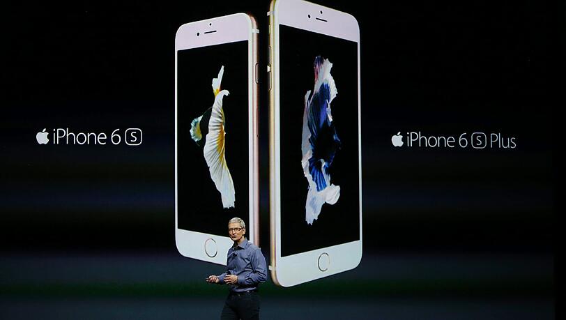 Beim neuen iPhone 6S entwickelt Apple erstmals seit dem Start des ersten Modells vor über acht Jahren die Bedienung eines Touchscreens weiter. Die Displays erkennen jetzt auch die Stärke des Drucks. Damit kann man sich zum Beispiel durch Antippen zusätzliche Informationen anzeigen lassen. Außerdem gibt es bessere Kameras und schnellere Chips. Getreu Apples Zwei-Jahres-Rhythmus kommt die neue Technik in diesem Jahr in die Gehäuseform des bisherigen Modells. Beim neuen iPhone 6S entwickelt Apple erstmals seit dem Start des ersten Modells vor über acht Jahren die Bedienung eines Touchscreens weiter. Die Displays erkennen jetzt auch die Stärke des Drucks. Damit kann man sich zum Beispiel durch Antippen zusätzliche Informationen anzeigen lassen. Außerdem gibt es bessere Kameras und schnellere Chips. Getreu Apples Zwei-Jahres-Rhythmus kommt die neue Technik in diesem Jahr in die Gehäuseform des bisherigen Modells.